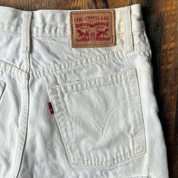 Levi White denim Wedgie short - Picture 3 of 4